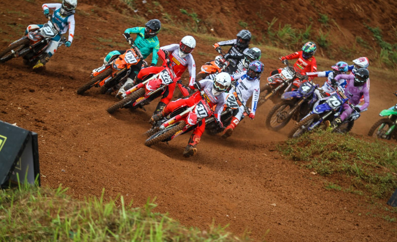 Crosser AHRT Sapu Bersih Gelar Juara Kejurnas Motocross 2022