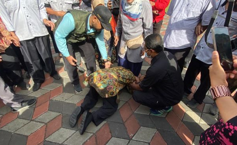 Jurus Mensos Risma Ketika Didebat: Sujud ke Lawan Bicara, Terjadi saat Ditagih Hibah Lahan Guru SLB