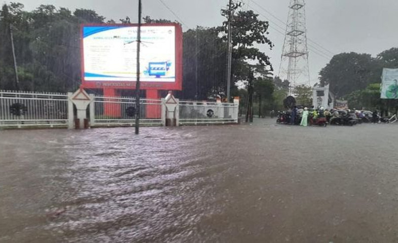 Kondisi Terkini Makassar: Banjir Tinggi Seleher Orang Dewasa, 13 Februari 2023, Ini Penyebabnya