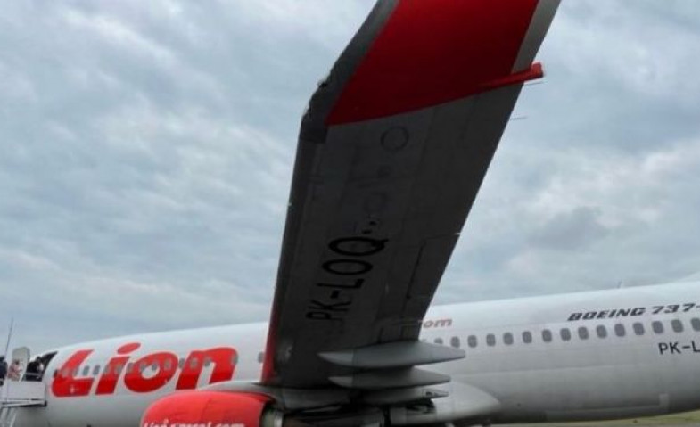 Handphone Meledak di Dalam Pesawat Lion Air, Penumpang Buka Pintu Darurat!