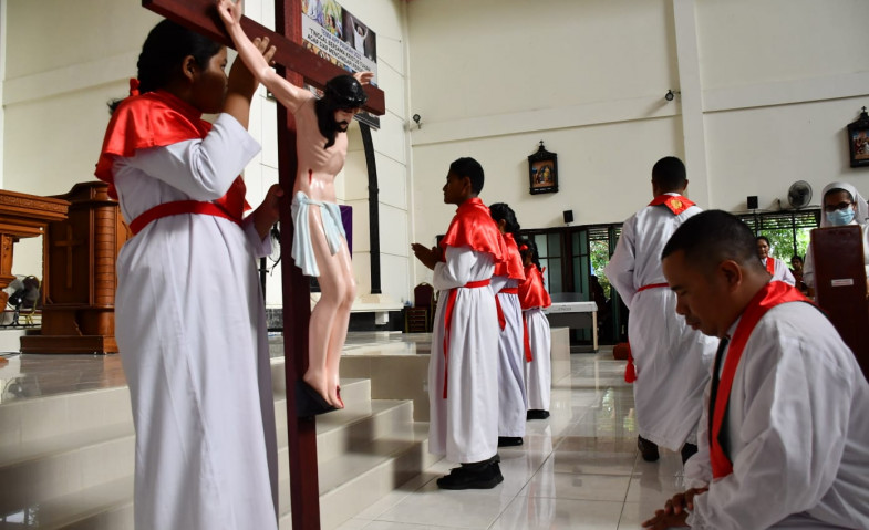 Ribuan Umat Katolik Paroki St Theresia Sangatta Antusias Jalani Misa Jumat Agung