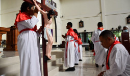 Ribuan Umat Katolik Paroki St Theresia Sangatta Antusias Jalani Misa Jumat Agung