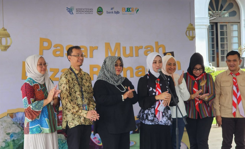 Warga Serbu Bazaar Ramadan bank bjb 1444H di Gedung Sate