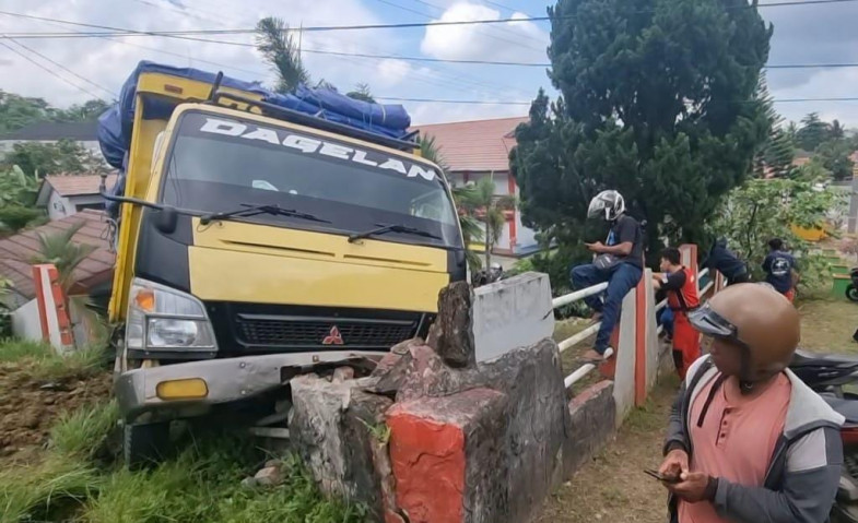 Detik-detik Truk Bermuatan 8 Ton Gagal Nanjak di Jalan MT Haryono Samarinda