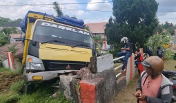 Detik-detik Truk Bermuatan 8 Ton Gagal Nanjak di Jalan MT Haryono Samarinda