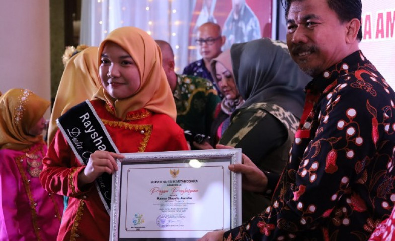 Pemkab Berikan Penghargaan untuk Pelaku Pendidikan di Kukar saat Puncak Hardiknas 2023