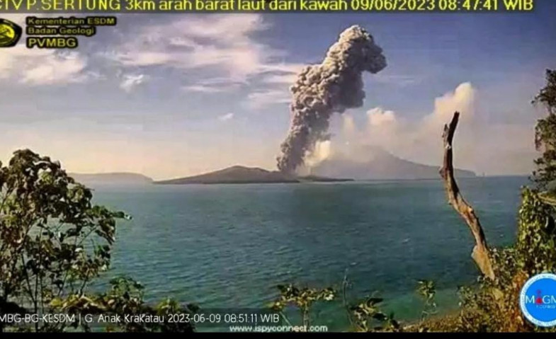 Anak Krakatau Erupsi Dua Kali Hanya Dalam Satu Jam, Muntahkan Abu Vulkanik Setinggi 3 Km