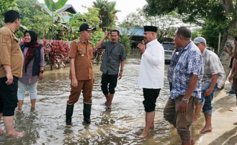 Edi Damansyah Blusukan ke Lokasi Banjir, Perintahkan Dinas PU Kukar Gerak Cepat Lakukan Penanganan