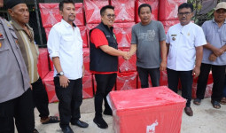 Wakil Bupati Kukar Rendi Solihin Bagikan Tandon dan Cool Box untuk Warga Sangasanga