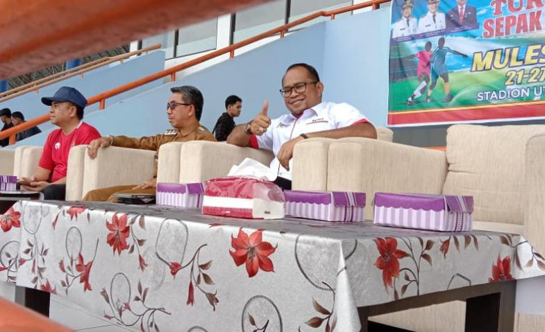 Wakil Bupati Kutim Kasmidi Bulang Resmi Membuka Turnamen Sepak Bola U-40 Mules Cup II