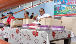 Wakil Bupati Kutim Kasmidi Bulang Resmi Membuka Turnamen Sepak Bola U-40 Mules Cup II