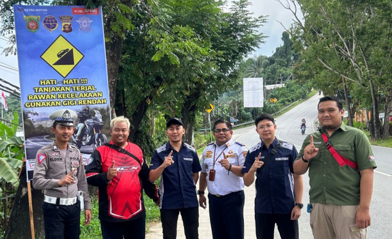 Astra Motor Kaltim 2 Bersama Dinas Perhubungan, Satlantas dan PCX Owner Samarinda Pasang Rambu Himbauan