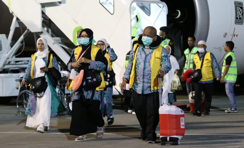 Jemaah Kloter I Balikpapan Tiba di Embarkasi Haji Manggar, Ada yang Dibawa Pakai Ambulans