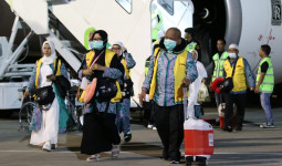 Jemaah Kloter I Balikpapan Tiba di Embarkasi Haji Manggar, Ada yang Dibawa Pakai Ambulans