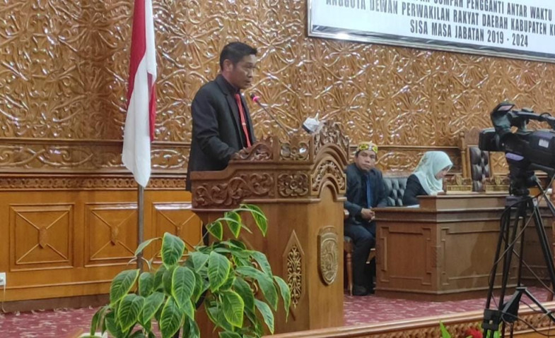Usai Sekwan Bacakan SK Gubernur, Mulyana Resmi Gantikan Asmawardi Jadi Anggota DPRD Kutim