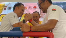 Wabup Kutim Kasmidi Bulang Naik ke Atas Ring Open Tournament Gulat Tangan 2023, Minta KONI dan FORMI Kerja Sama