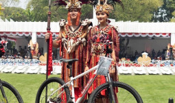 Begini Reaksi Lucu Kaesang Pangarep ketika Dapat Sepeda dari Presiden Jokowi