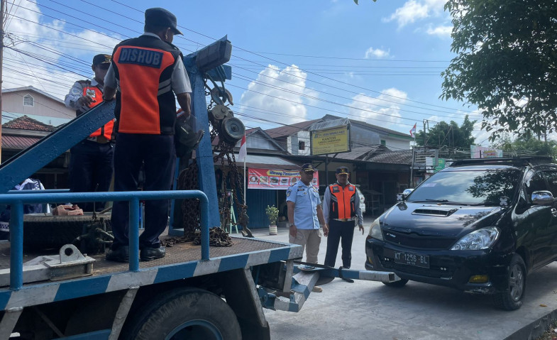 Dishub Samarinda Derek Kendaraan yang Parkir Sembarangan di Belakang Islamic Center