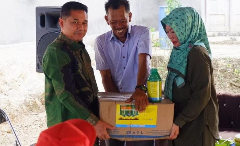 Gunakan Dana Aspirasi, Ketua DPRD Kutim Joni Serahkan Bantuan Racun Rumput ke Petani Desa Danau Redan