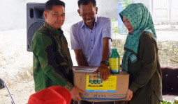 Gunakan Dana Aspirasi, Ketua DPRD Kutim Joni Serahkan Bantuan Racun Rumput ke Petani Desa Danau Redan