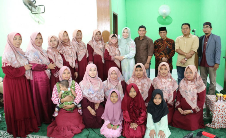 Hadiri Kegiatan Majelis Taklim di Desa Suka Rahmat, Wakil Ketua DPRD Kutim Asti Mazar Ajak Ibu-ibu Ikut Kegiatan Positif