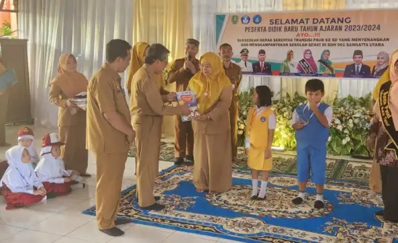 Bupati Ardiansyah Membawa Semangat pada Siswa SDN 001 di Hari Pertama Sekolah