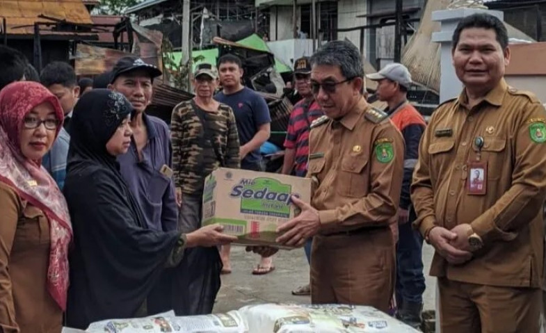 Bupati Ardiansyah Serahkan Bantuan untuk Korban Kebakaran di Gang SBY