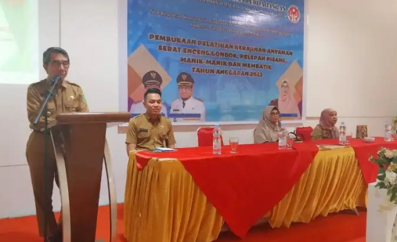 Genjot Ekonomi Kerakyatan Melalui Pelatihan Anyaman Serat Eceng Gondok dan Pelepah Pisang