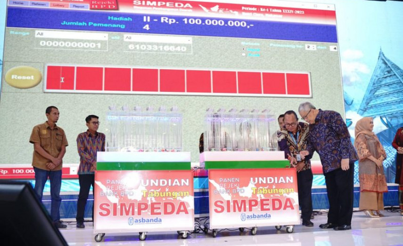 Puluhan Nasabah bank bjb Raih Hadiah Undian Nasional Simpeda di Kota Angin Mamiri