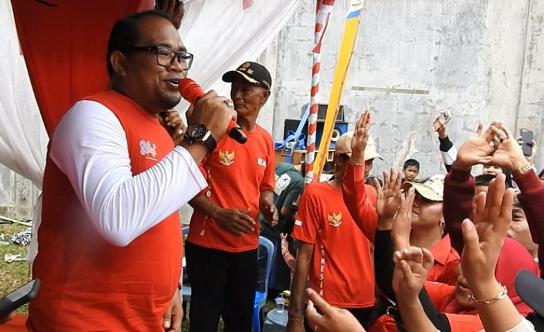 Wakil Bupati Kasmidi Bulang Meriahkan Penutupan HUT RI di RT 40 Bukit Pelangi dengan Lantunan Lagu