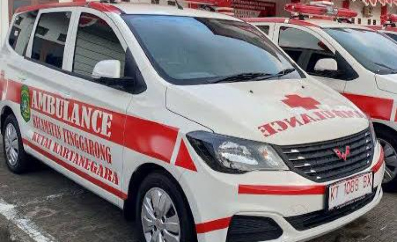 Kecamatan Tenggarong Serahkan Lima Unit Mobil Ambulans ke Kelurahan dan Desa