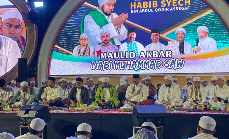 Kukar Bersholawat Jilid II Sukses Digelar, Puluhan Ribu Jamaah Lantunkan Sholawat Bersama Habib Syech