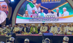 Kukar Bersholawat Jilid II Sukses Digelar, Puluhan Ribu Jamaah Lantunkan Sholawat Bersama Habib Syech