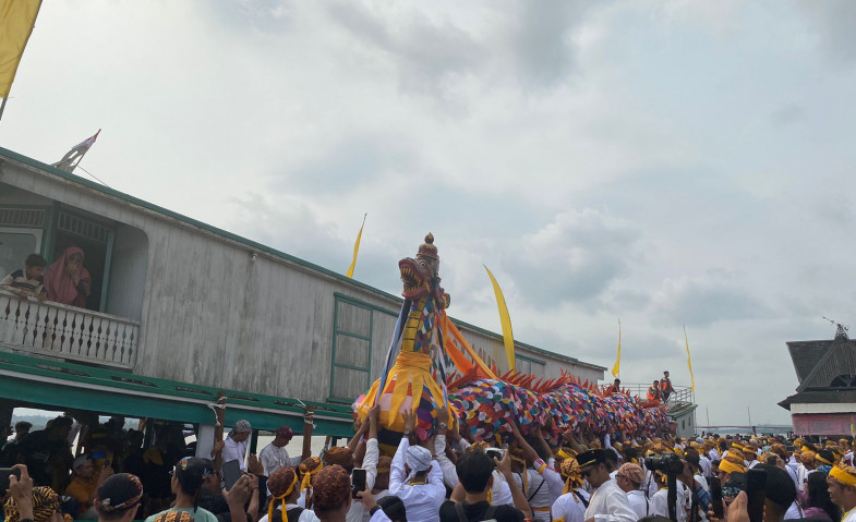 Mengulur Naga Digelar, Ribuan Masyarakat Antusias Iringi Replika Naga Ke Sungai Mahakam