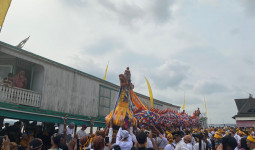 Mengulur Naga Digelar, Ribuan Masyarakat Antusias Iringi Replika Naga Ke Sungai Mahakam