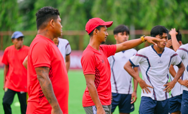 Tim Pra PON Kaltim Cabor Sepak Bola Tekuk Jembatan United dengan Skor 11-0 di Pertandingan Persahabatan