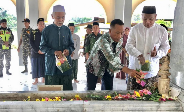 Hari Santri, Ketua DPRD Samarinda Ziarah Makam di Kukar