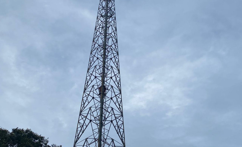 Kecewa Terhadap Orangtua Diduga Jadi Biang Remaja Perempuan Nekat Panjat Tower Radio Setinggi 75 Meter di Tenggarong, Kukar
