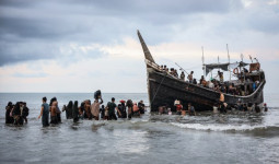 Lama Terombang-Ambing Di Laut, Pengungsi Rohingya Diungsikan ke Penampungan