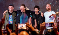 Puluhan Orang Kembali Lakukan Unjuk Rasa, Minta Agar Konser Coldplay Dibatalkan