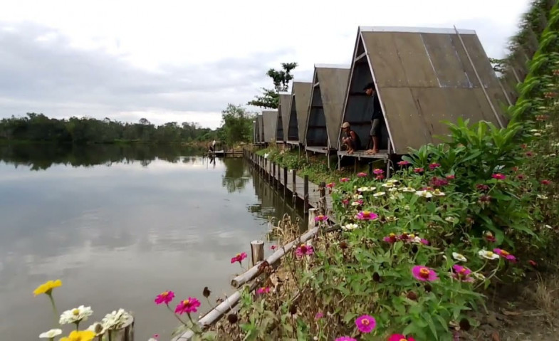 Sulap Lahan Eks Tambang Jadi Tempat Wisata, Danau Kumbara di Desa Kota Bangun III Ramai Pengunjung