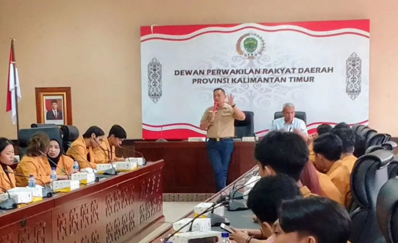 Wakil Ketua DPRD Kaltim Seno Aji Kuliah Umum kepada 50 Mahasiswa  FISIP Unmul