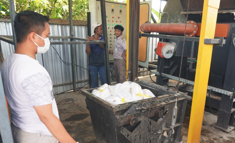 Cegah Penyebaran Penyakit dari Delapan Negara, Karantia Kaltim Musnahkan 78,18 Kilogram Daging Babi dan Sayur-sayuran