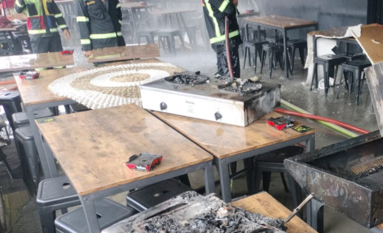 Diduga Kompor Meledak, Kafe di Samarinda Terbakar