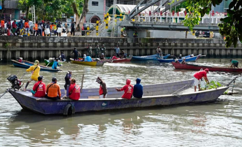 DLH Samarinda Gelar Gerakan Perahu Ketinting Pungut Sampah Sungai Karang Mumus
