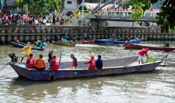 DLH Samarinda Gelar Gerakan Perahu Ketinting Pungut Sampah Sungai Karang Mumus
