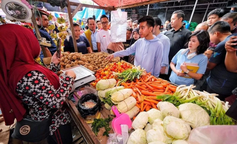 Pedagang Sampaikan Harapan ke Calon Wakil Presiden Nomor Urut 2 Gibran Rakabuming saat Blusukan di Pasar Pandansari Balikpapan
