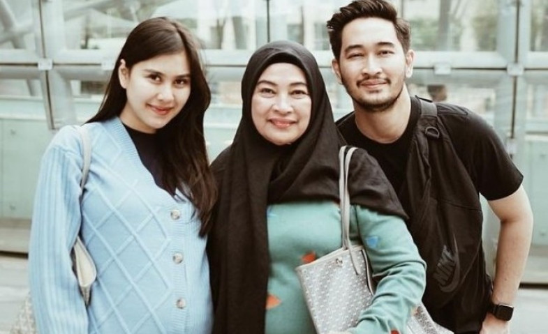 Ziarah ke Makam Ibu Mertua Sepulang dari London, Ekspresi Wajah Syahnaz Sadiqah Tuai Cibiran