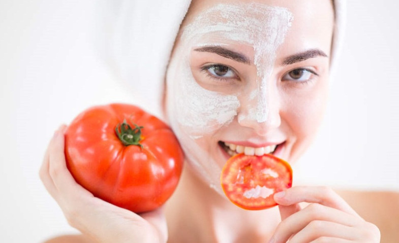 Efektif Menghaluskan hingga Mencerahkan Wajah, Ini Segudang Manfaat Masker Tomat yang Perlu Kamu Ketahui!