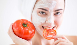 Efektif Menghaluskan hingga Mencerahkan Wajah, Ini Segudang Manfaat Masker Tomat yang Perlu Kamu Ketahui!